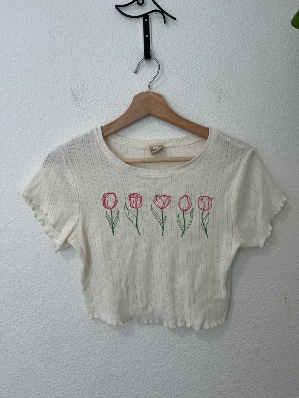 Messy bun just chillin embroidered tulip crop baby tee sz M